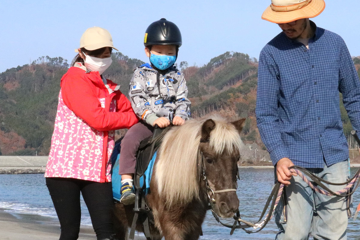 馬との触れ合いは子どもの成長に大きな効果が。海での乗馬で特別な思い出も作った