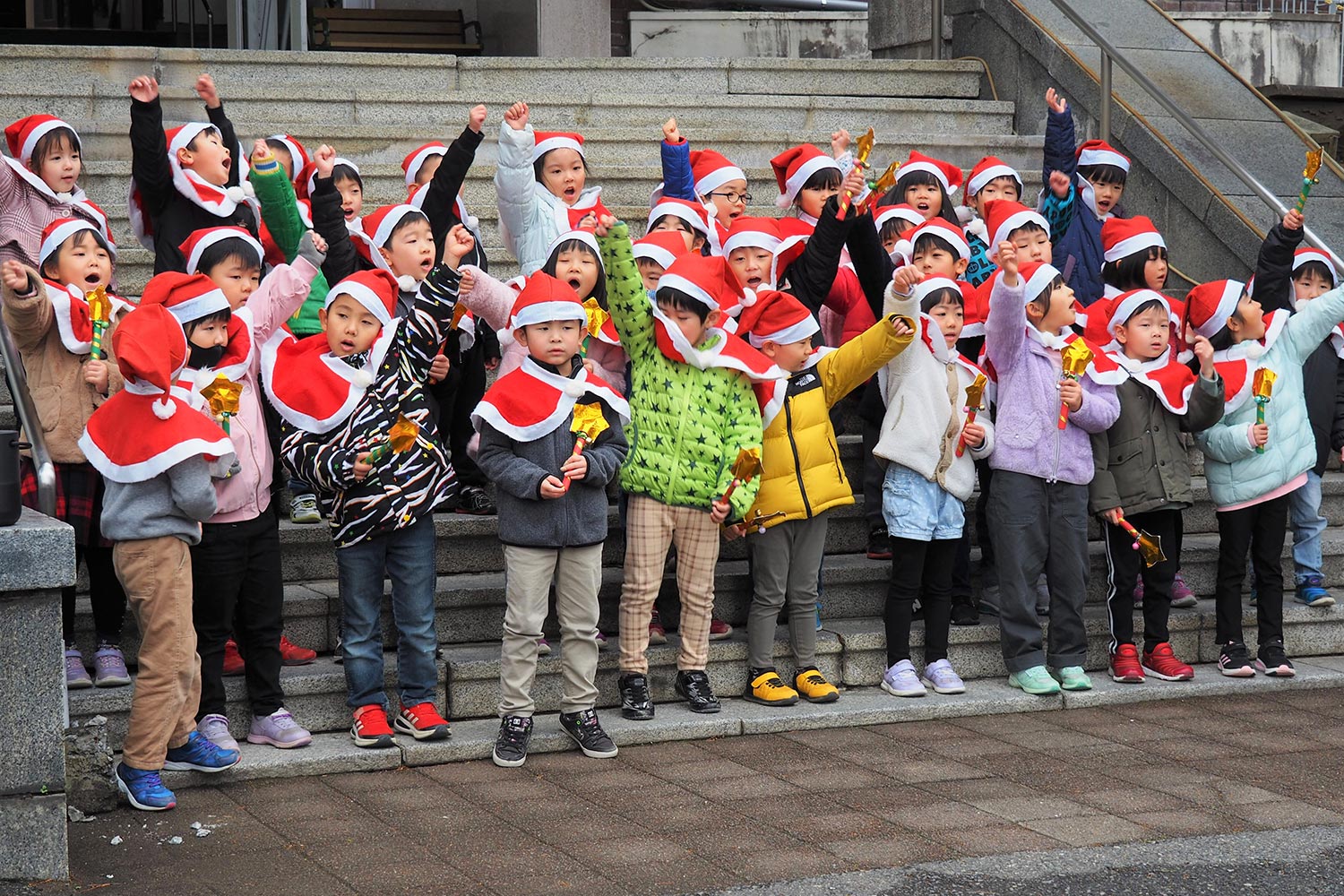 クリスマスの到来を知らせるキャロリングを行ったかまいしこども園の園児＝９日、釜石市役所