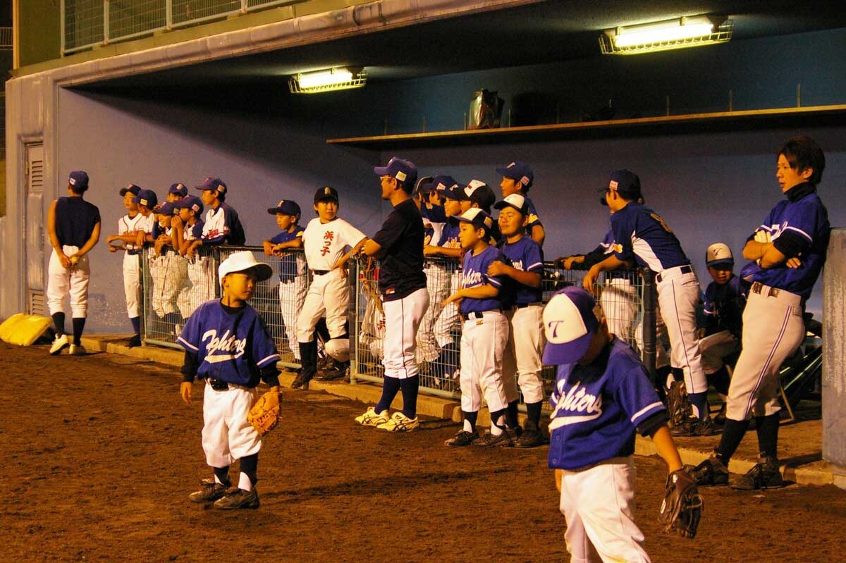 震災から５カ月後（１１年８月）に行われたチャリティーナイターで野球を楽しむ少年ら