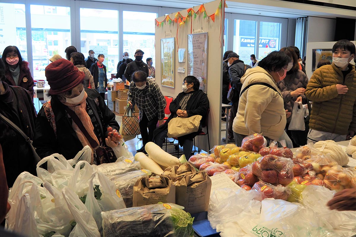 福祉団体の手作り品や新鮮野菜を求める市民らでにぎわった＝１１月27日