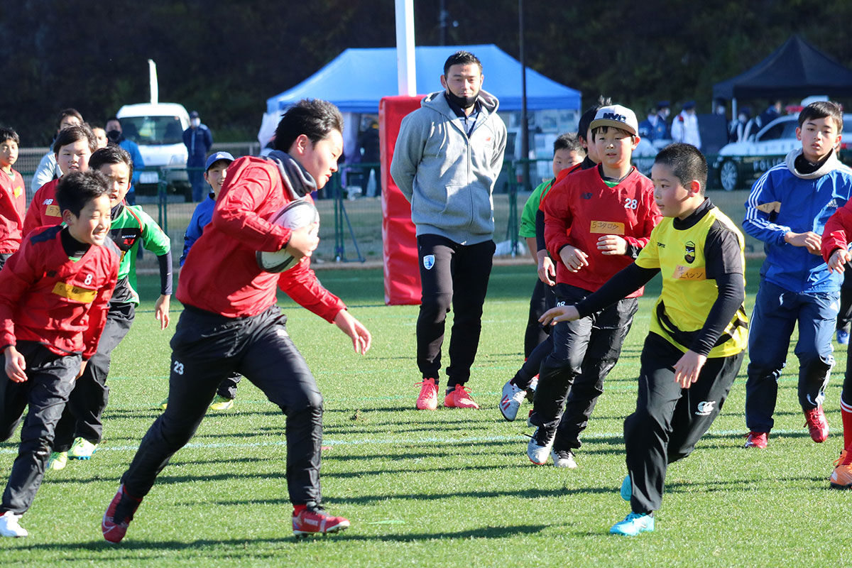 五郎丸歩さん（中央）が見守る中、試合形式で行われた５・６年生のラグビークリニック