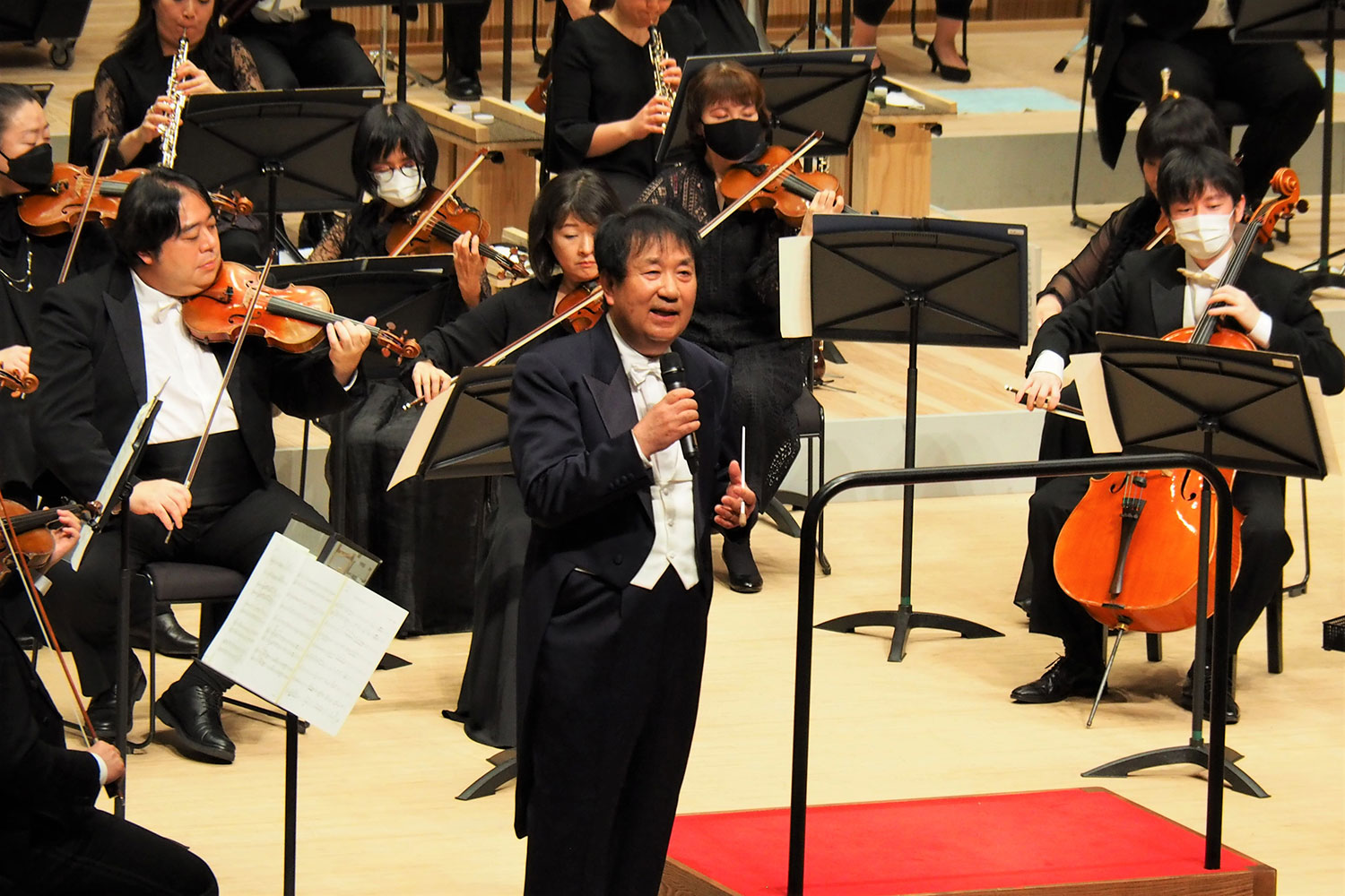 指揮者の大沢さんはユーモアあるトークで観客を喜ばせた。時には歌声も響かせた