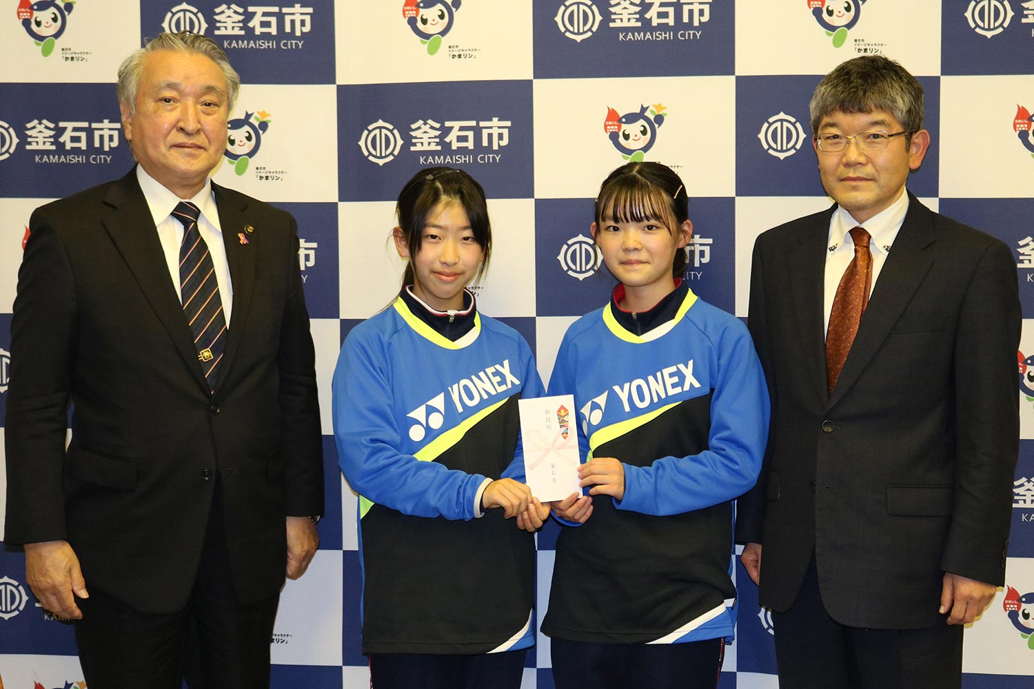 全国ジュニアソフトテニス大会に出場する白石恋菜さん（中央左）と佐野琴美さん（同右）