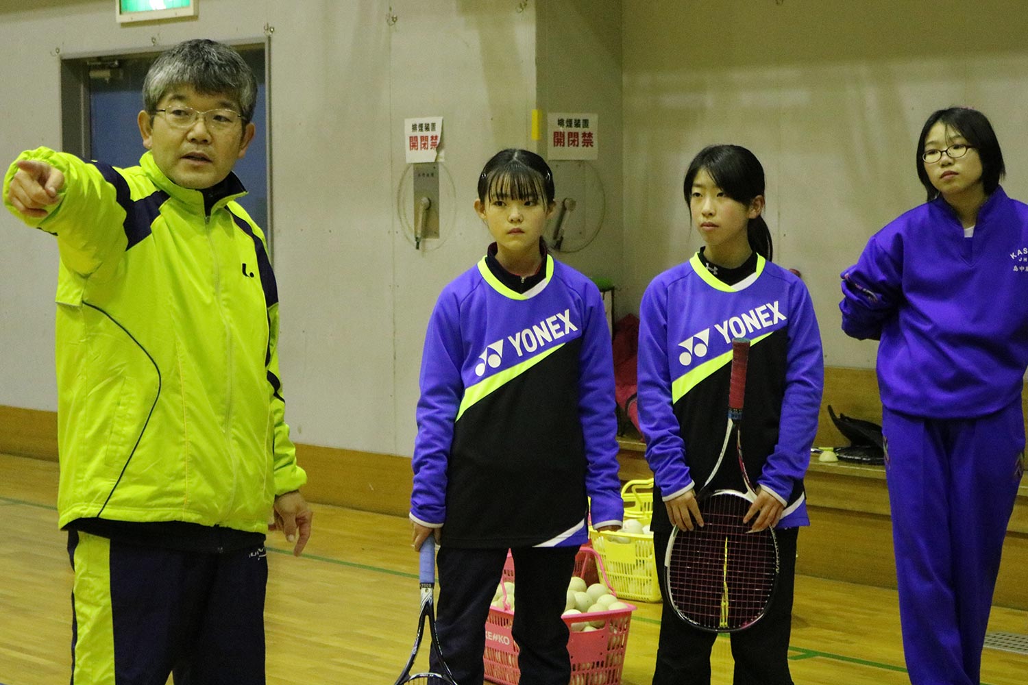 クラブの吉田智代表（左）の指導の下、中学生と一緒に練習に励む