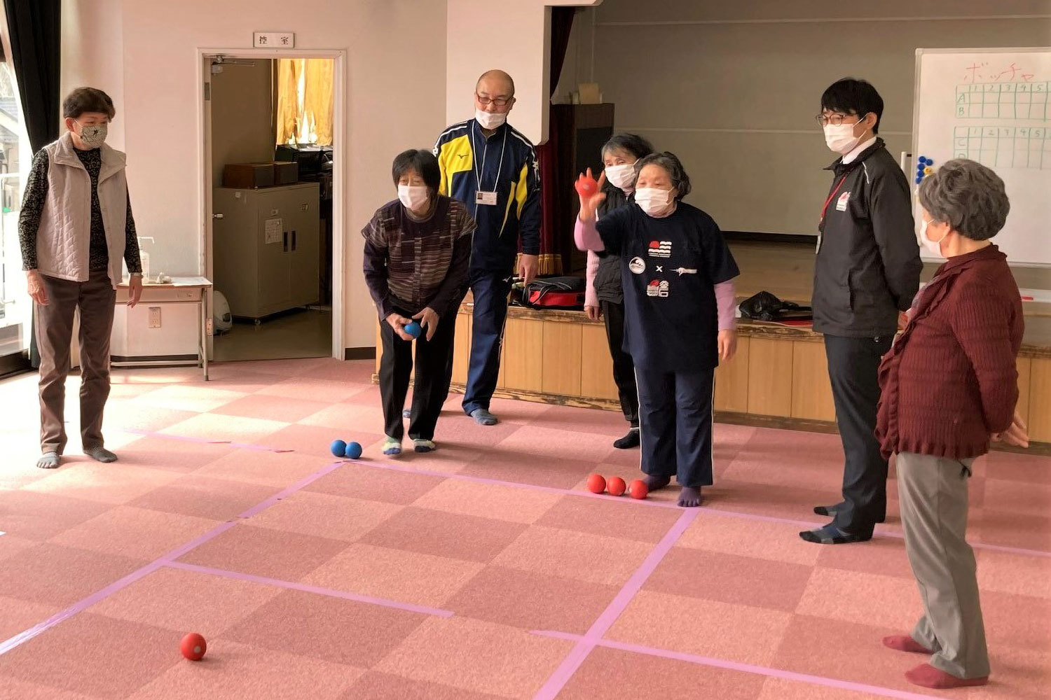 甲子公民館で行われた「ボッチャ」の体験会では高齢者の活動を見守った＝2021年3月、釜石市スポーツ推進課提供