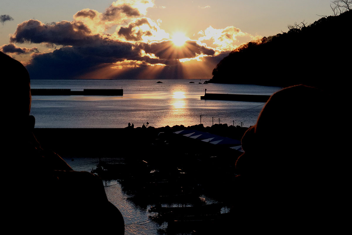 両石漁港から臨む初日の出。神々しい陽光が湾内に差し込む＝午前７時１３分