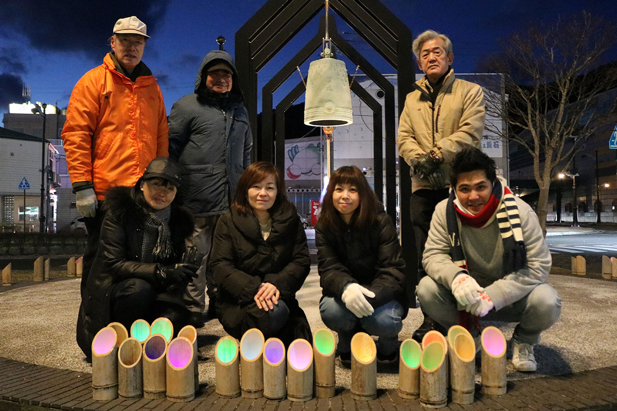 建立から１０年となる「釜石復興の鐘」の継承に思いを新たにするプロジェクトメンバーら