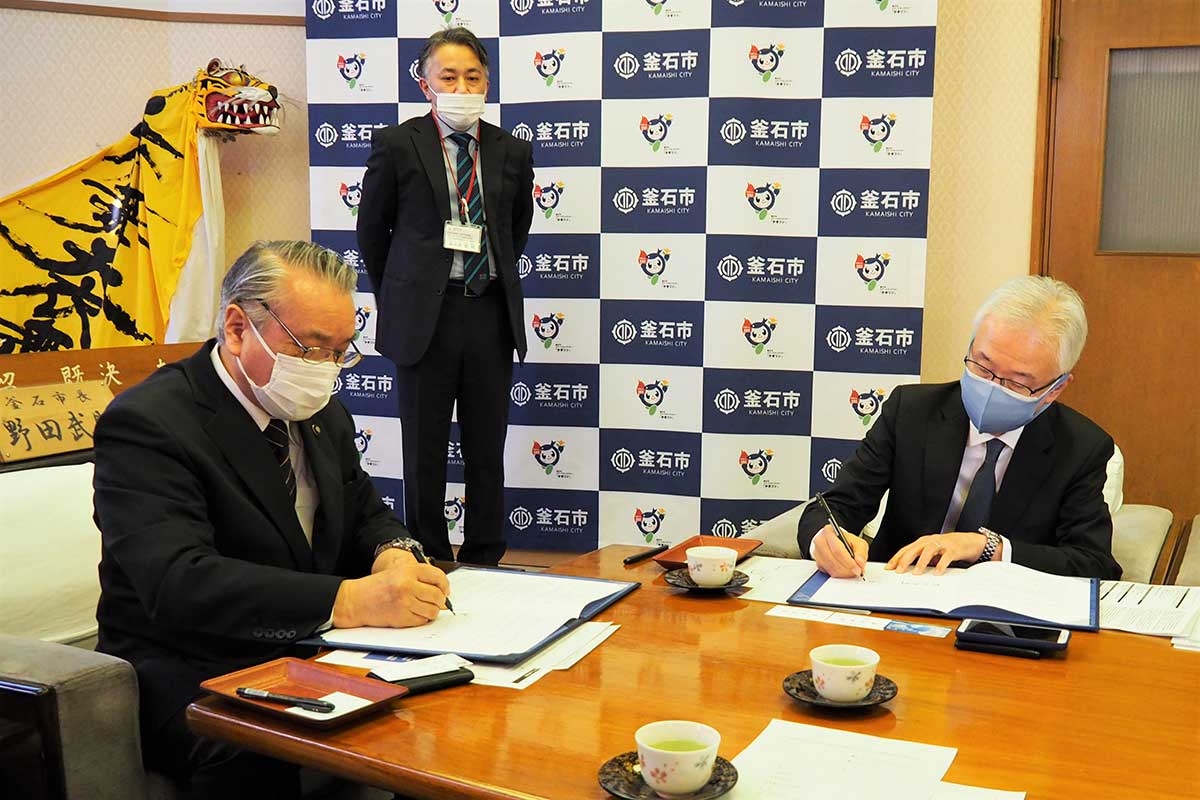 野田市長（左）と小林所長（右）が覚書に署名した