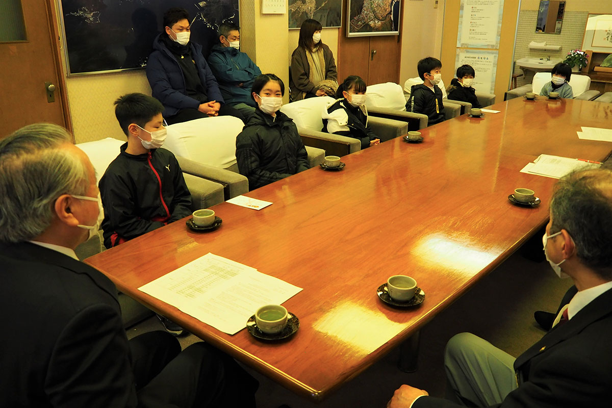 野田武則市長に出場を報告し、抱負を伝えた＝12日、釜石市役所