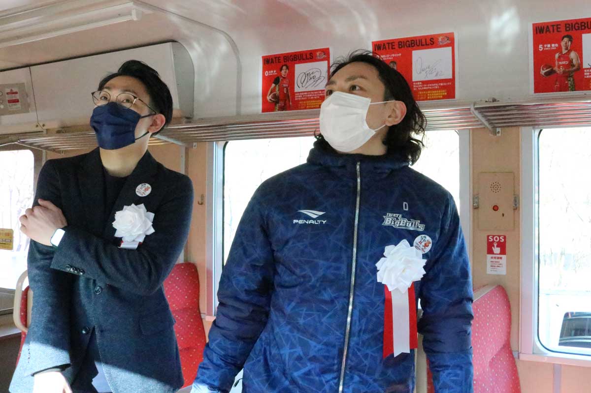 列車内を見学する岩手ビッグブルズの水野哲志社長（左）と大澤歩選手