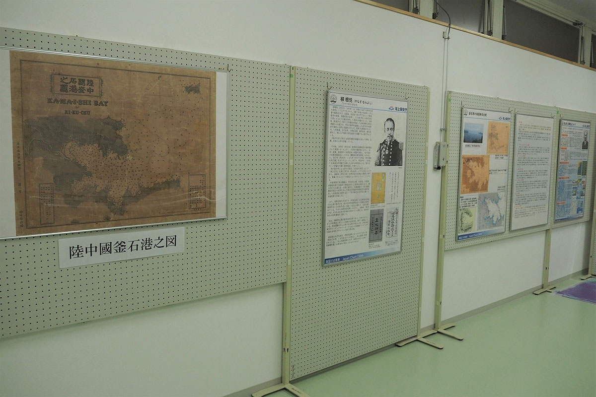 「釜石港之図」のレプリカ（手前）などの資料で海図の歴史を解説する