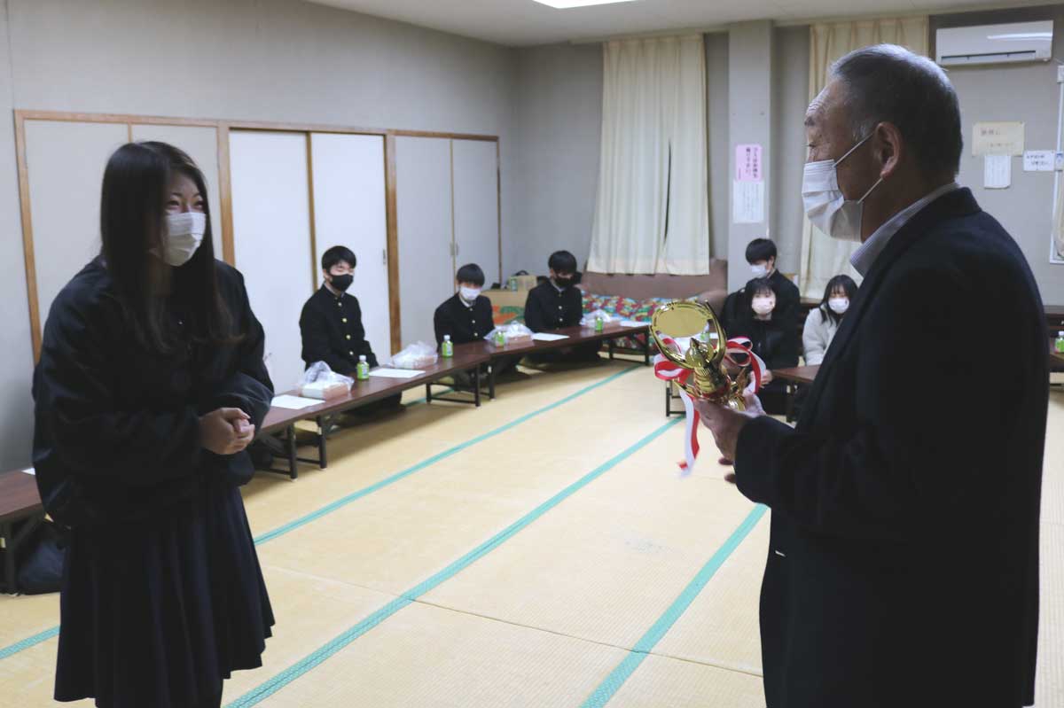 釜石高ボクシング部の後輩らが見守る中、行われた「小泉賞」贈呈式