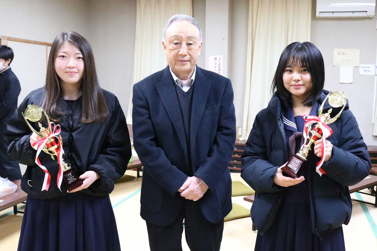 小泉賞を受けた菊池梢衣さん（左）、白川愛子さん（右）と釜石市ボクシング協会の小泉嘉明会長