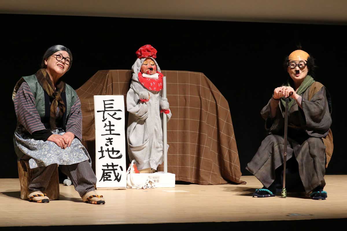 藤原マチ子さん（左）、磯崎彬子さんの劇の掛け合いは前回に続いて。今回も笑いを誘う演技で楽しませた