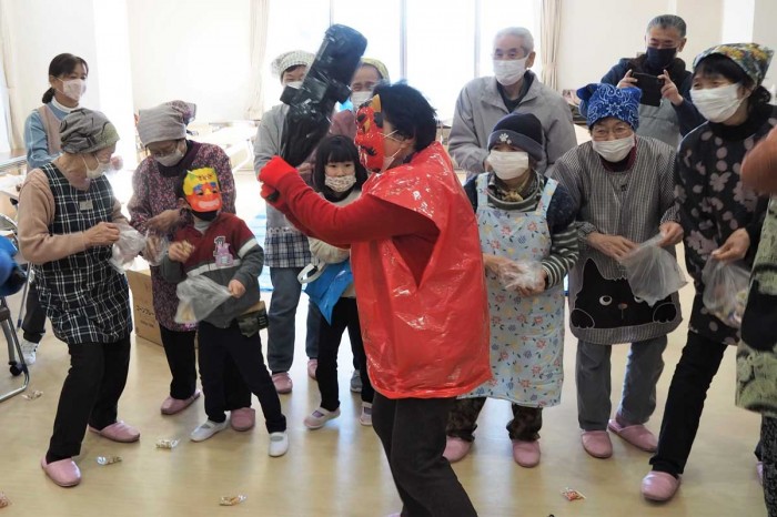 コロナも鬼も外 鬼退治で世代間交流 きょう節分 唐丹公民館で豆まき かまいし情報ポータルサイト 縁とらんす コロナも鬼も外 鬼退治で世代間交流 きょう節分 唐丹公民館で豆まき かまいし情報ポータルサイト 縁とらんす