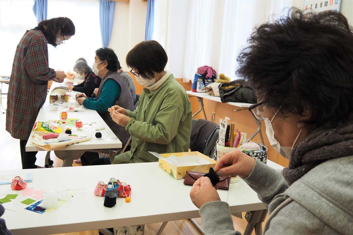 参加者は細かい作業も楽しんで取り組んだ＝７日、平田集会所