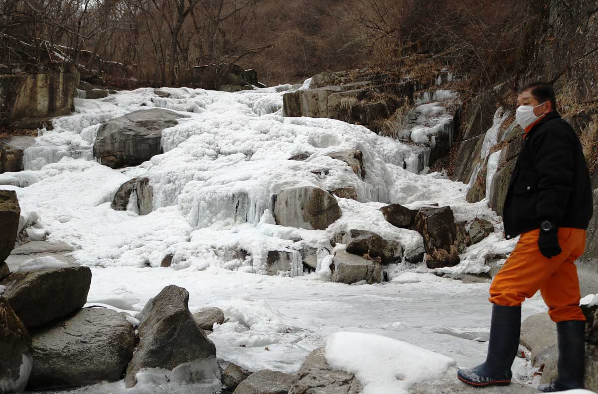 寒さで川の水が凍り付いた橋野町の「鷲ノ滝」