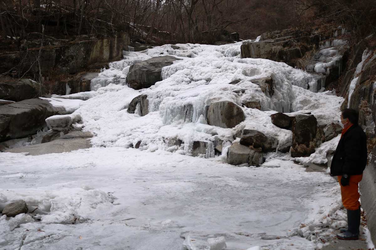 滝つぼも水面が凍り雪が積もるが、氷の下は水が流れている