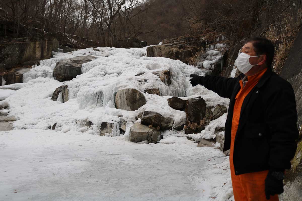 四季を通じて鷲の滝を訪れる三浦勉さん（右）。季節ごとの滝の表情を知る