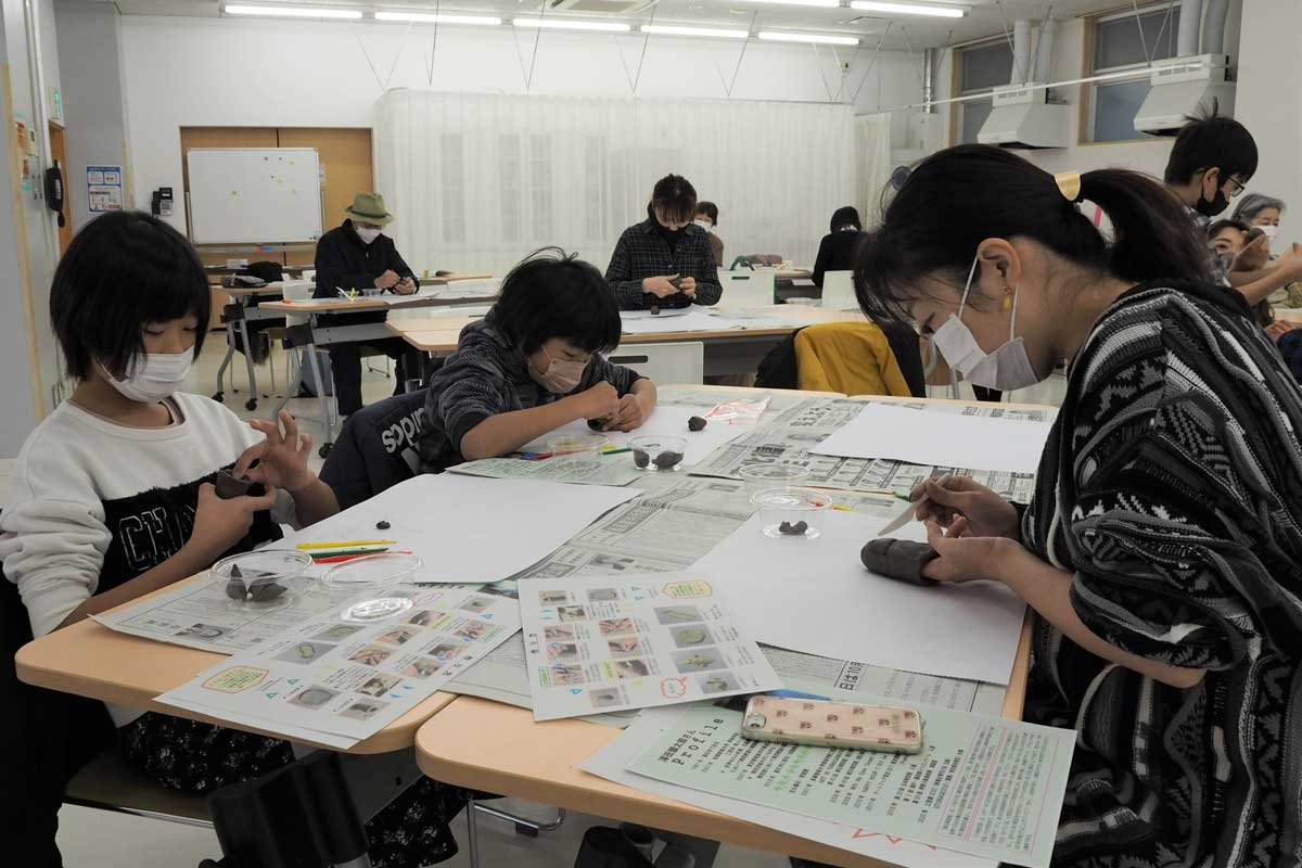 釜石公民館の陶芸教室で思い思いの創作に励む参加者