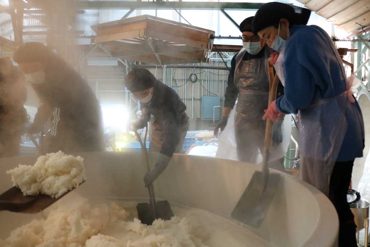 甑（こしき）の蒸し米を掘り起こす作業はなかなかの重労働