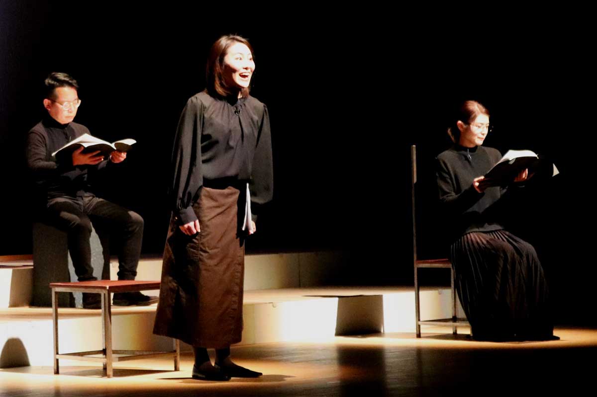 主人公・加奈子を演じる久保綾愛さん（前列左）。豊かな声色と表情で加奈子の心情を表現した