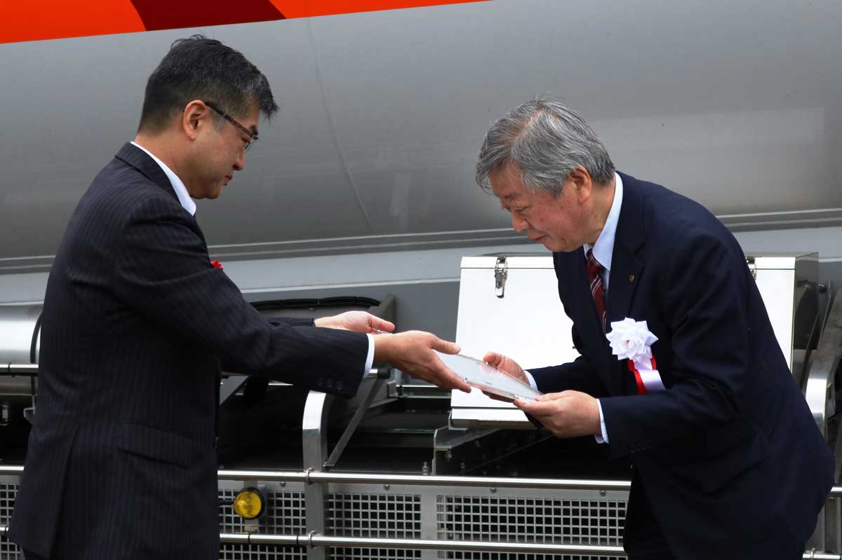 エネオス冨士元ガス事業部長（左）から供給証明書を受け取る釜石ガス渡邉社長