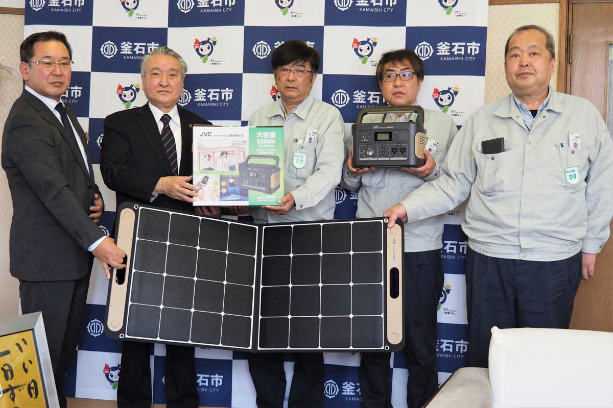 災害時に使用可能な蓄電池などを贈ったＳＭＣ釜石工場の関係者（右）ら