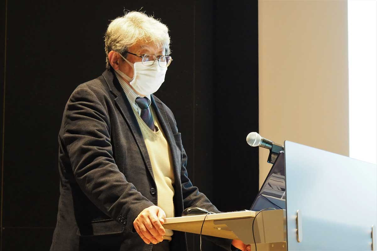 釜石湾のサクラマス養殖試験研究を紹介する平井俊朗教授