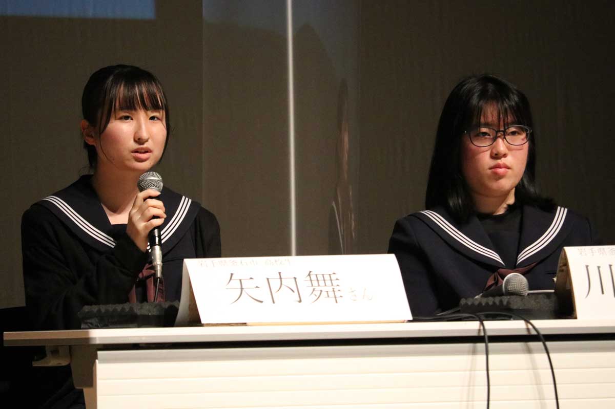 活動継続への考えなどを話す釜石高の矢内舞さん（左）、川原凜乃さん