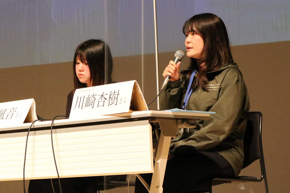 若い世代の語り部活動への参画を呼び掛ける川崎杏樹さん（右）