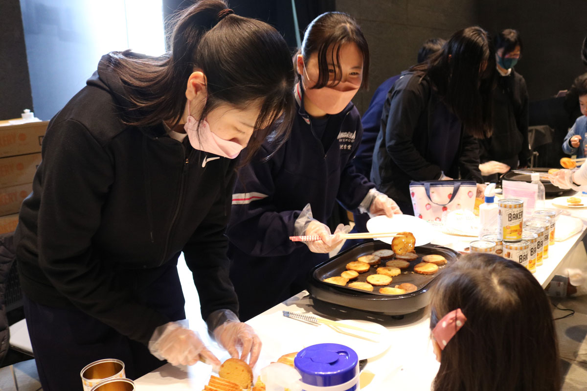 釜石高生によるパンの缶詰を使ったラスク作りの実演。子どもたちも興味津々