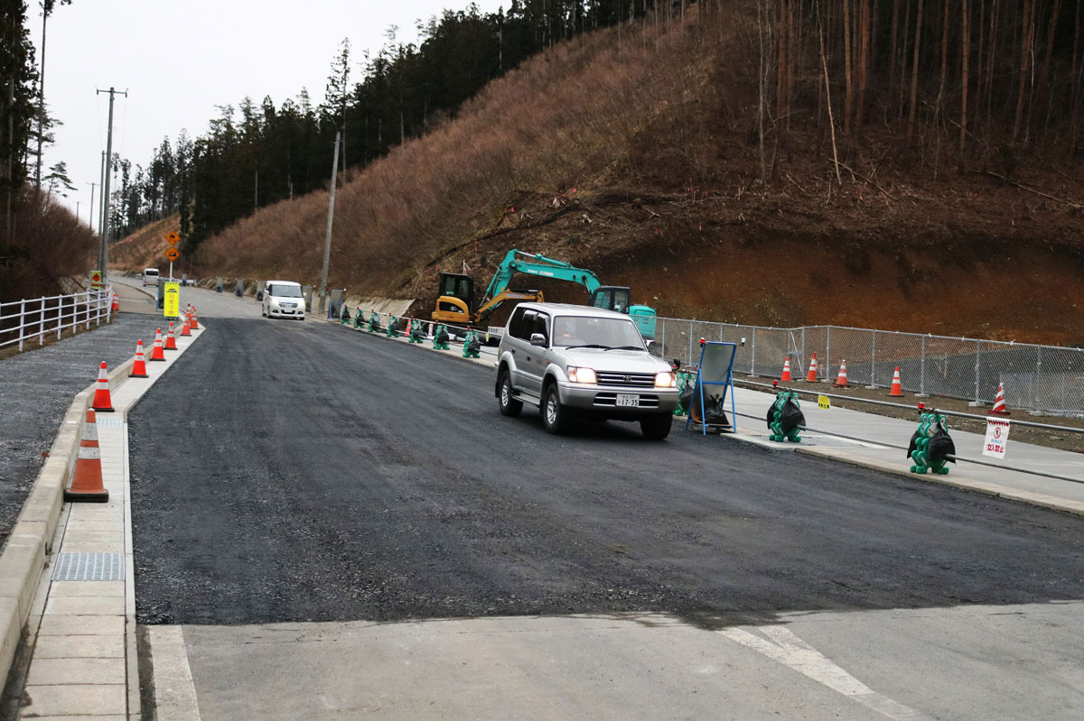 崩落箇所の復旧工事がほぼ終わり、３月３１日午後５時に開通した市道箱崎半島線