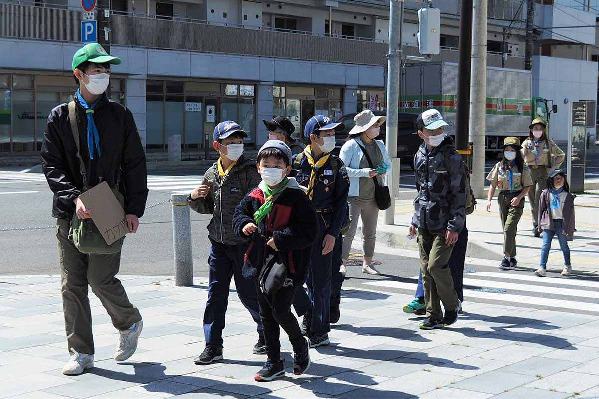 釜石市の中心市街地で自然観察の体験活動を行ったボーイスカウトの団員ら