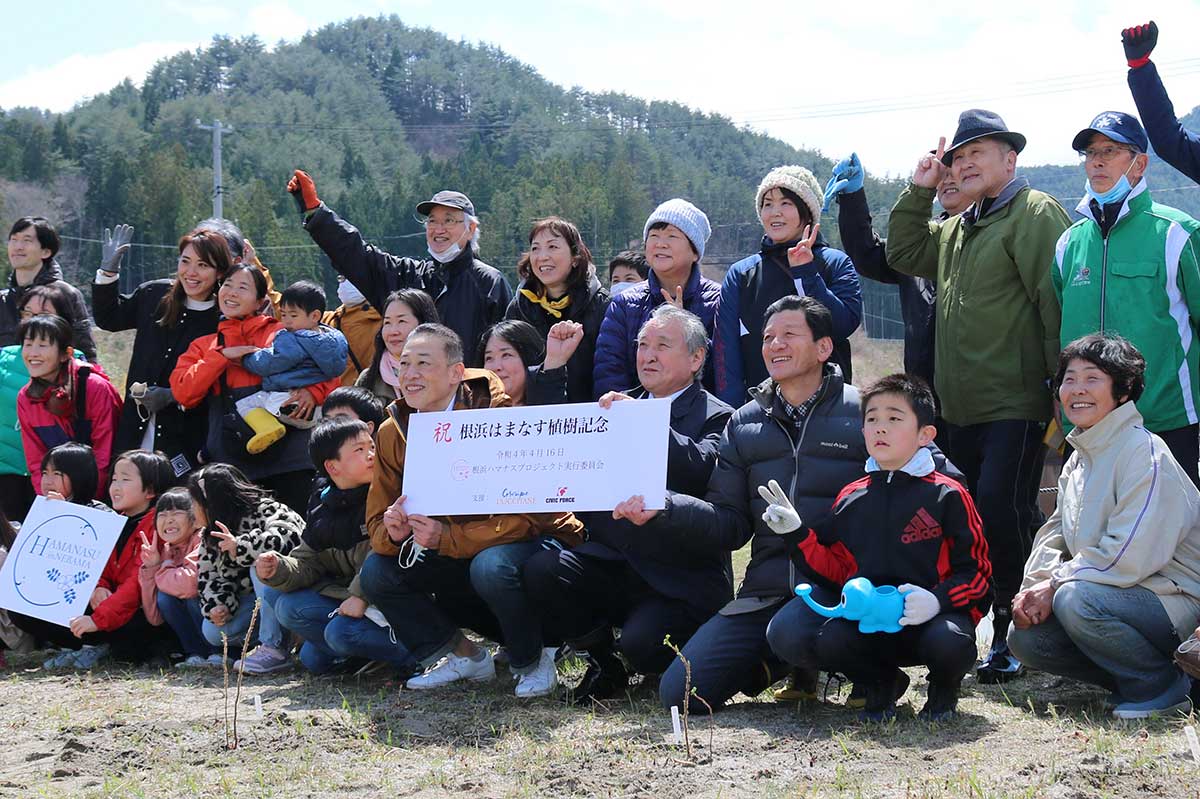 植樹した野田市長、支援関係者を囲んで記念撮影