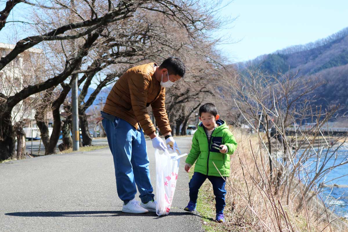 甲子町の桜並木周辺で行われた清掃活動＝２日