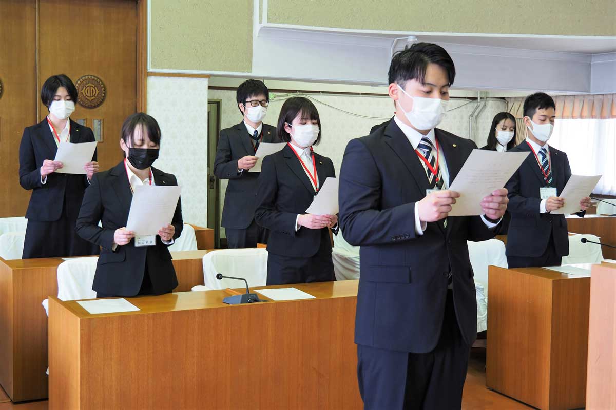 釜石市の新職員を代表して宣誓書を読み上げる大尻悠矢さん＝1日、釜石市役所議場