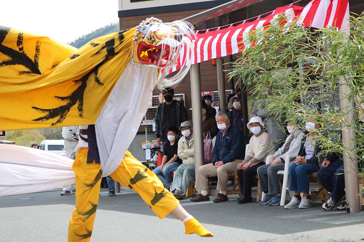 尾崎町虎舞が威勢よく舞を披露。釜石の祝い事には欠かせない伝統芸能