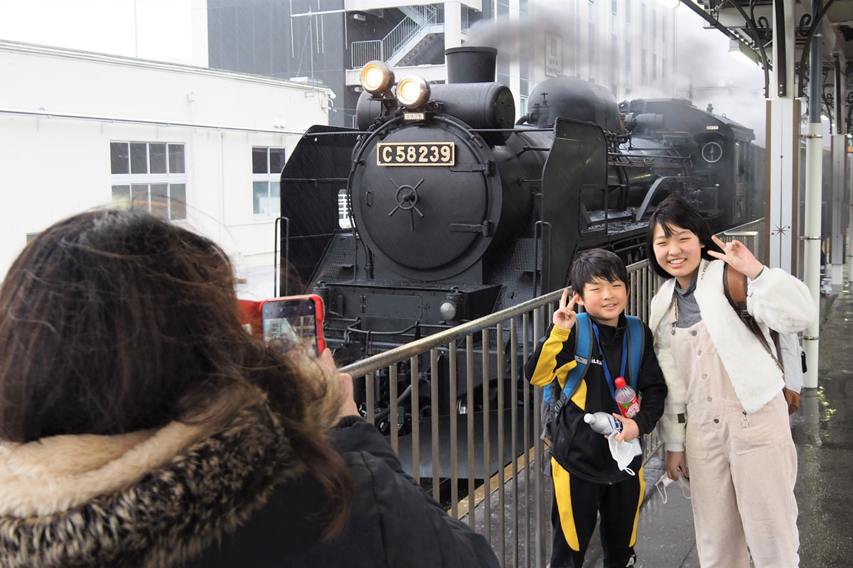 SL銀河の前で記念撮影する子どもたち＝3月26日、釜石駅