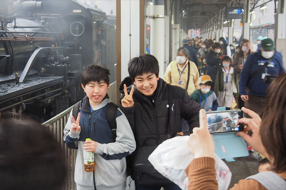 多くの家族連れが蒸気機関車の走りを楽しんだ＝3月26日、釜石駅