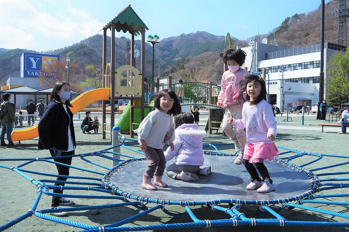 鈴子広場に新たに設置された遊具で遊ぶ子どもたち
