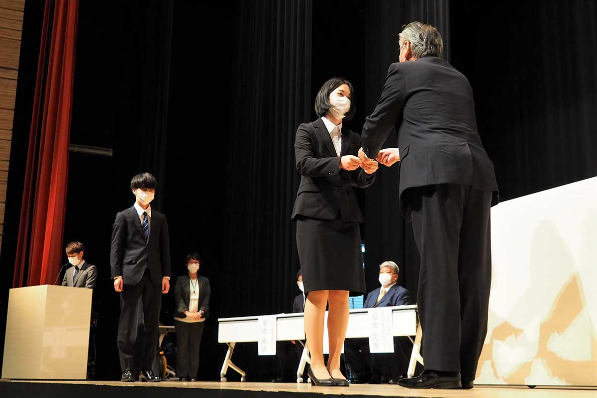 釜石地区を代表し記念品を受け取る足立さん(右から2人目)