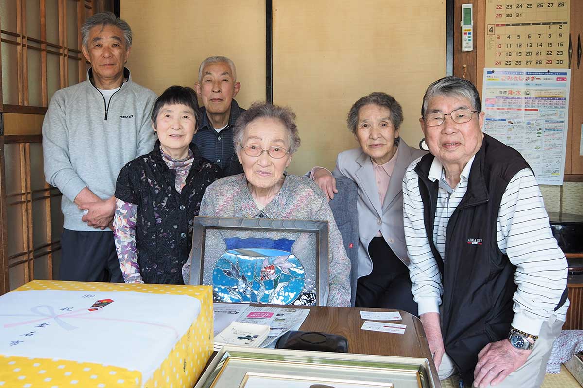 100歳の佐藤敏子さん（前列中）、長寿を喜ぶ親族ら