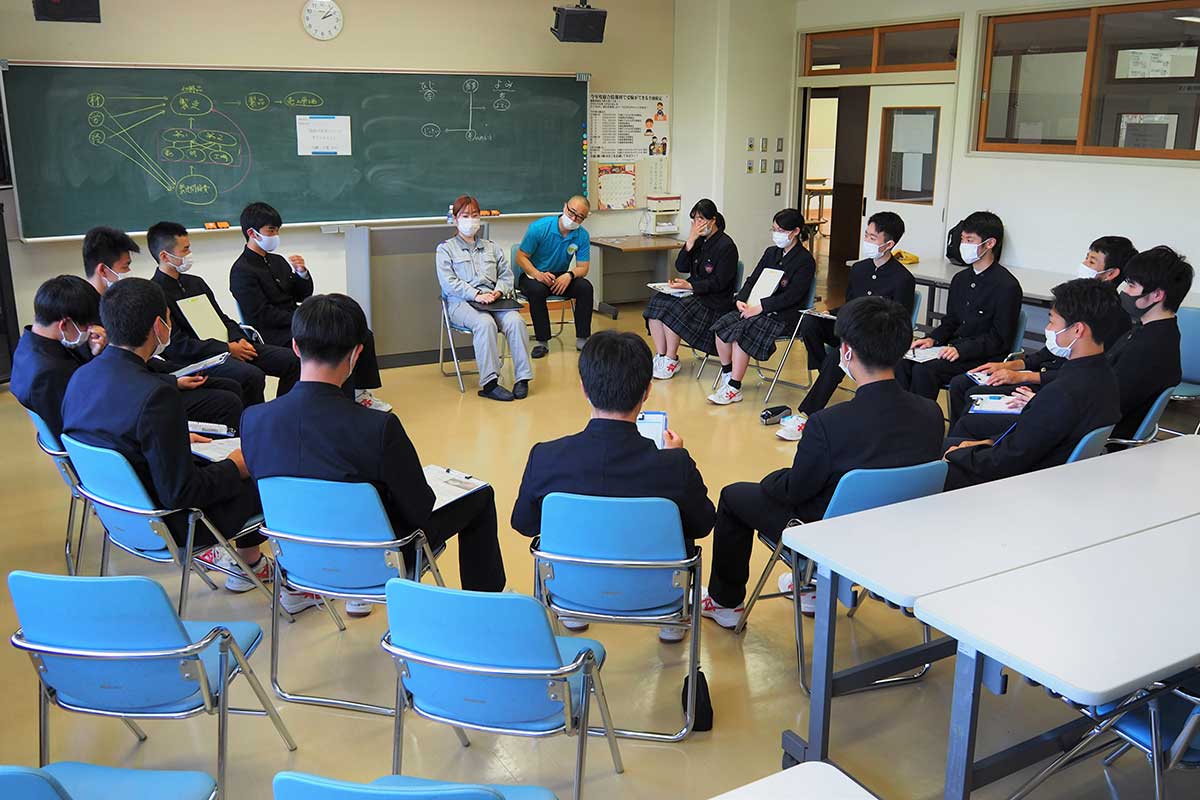 釜石商工高で行われた釜石コンパス。生徒たちは講師の話に熱心に耳を傾けた