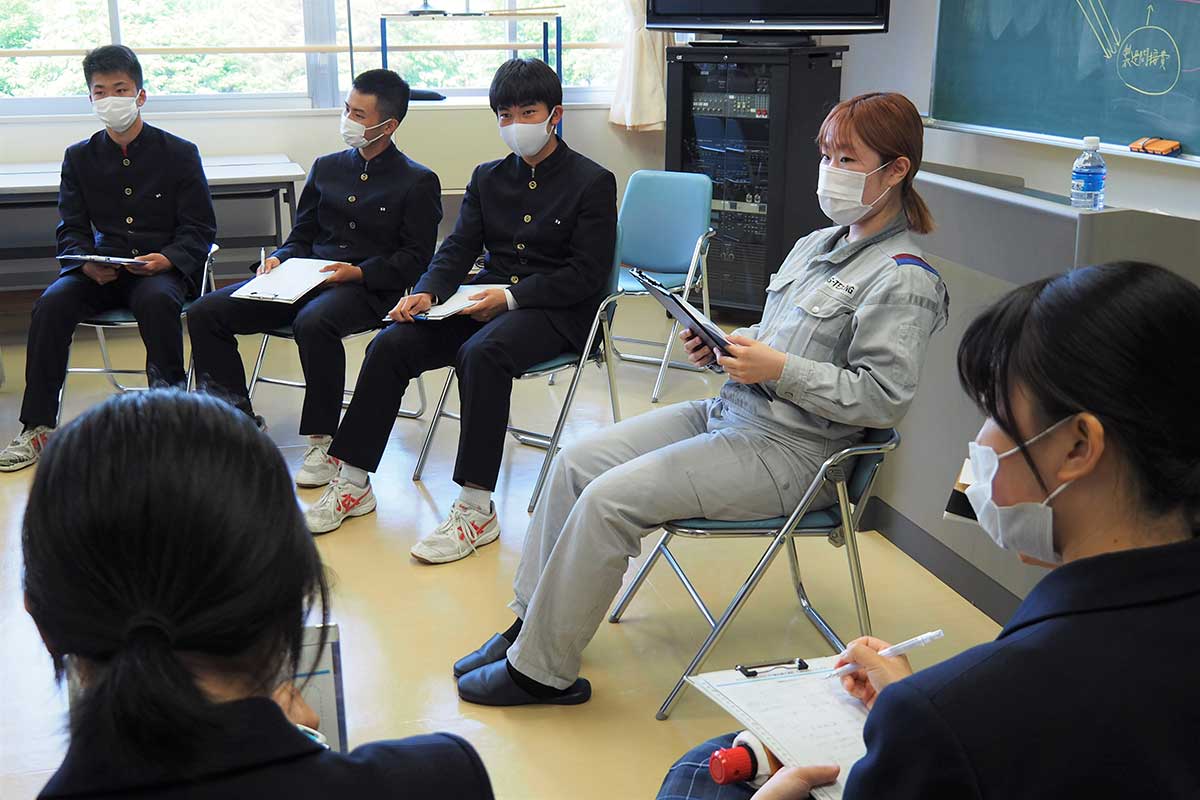 講師には釜石商工高卒業生も。後輩たちに進路選択のヒントを伝えた