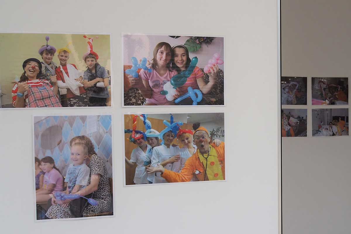 3カ国の小児病棟で撮影された子どもたちの笑顔が並ぶ
