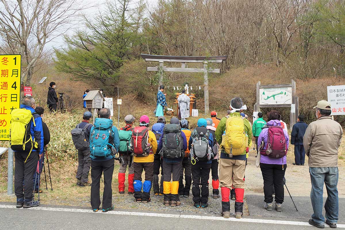 赤坂峠登山口で行われた安全祈願祭。地元関係者らは神事で登山者の無事を願った
