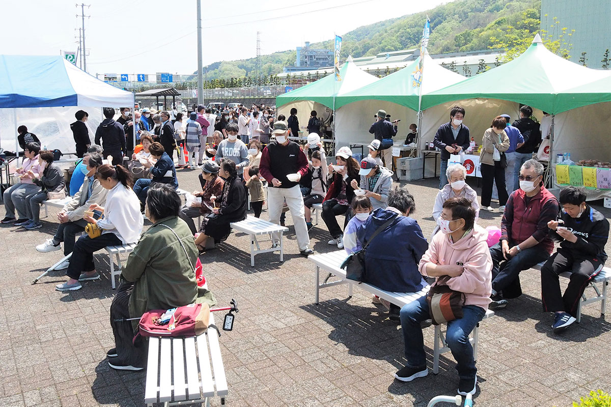 釜石駅前広場では多くの観光客が食を満喫した