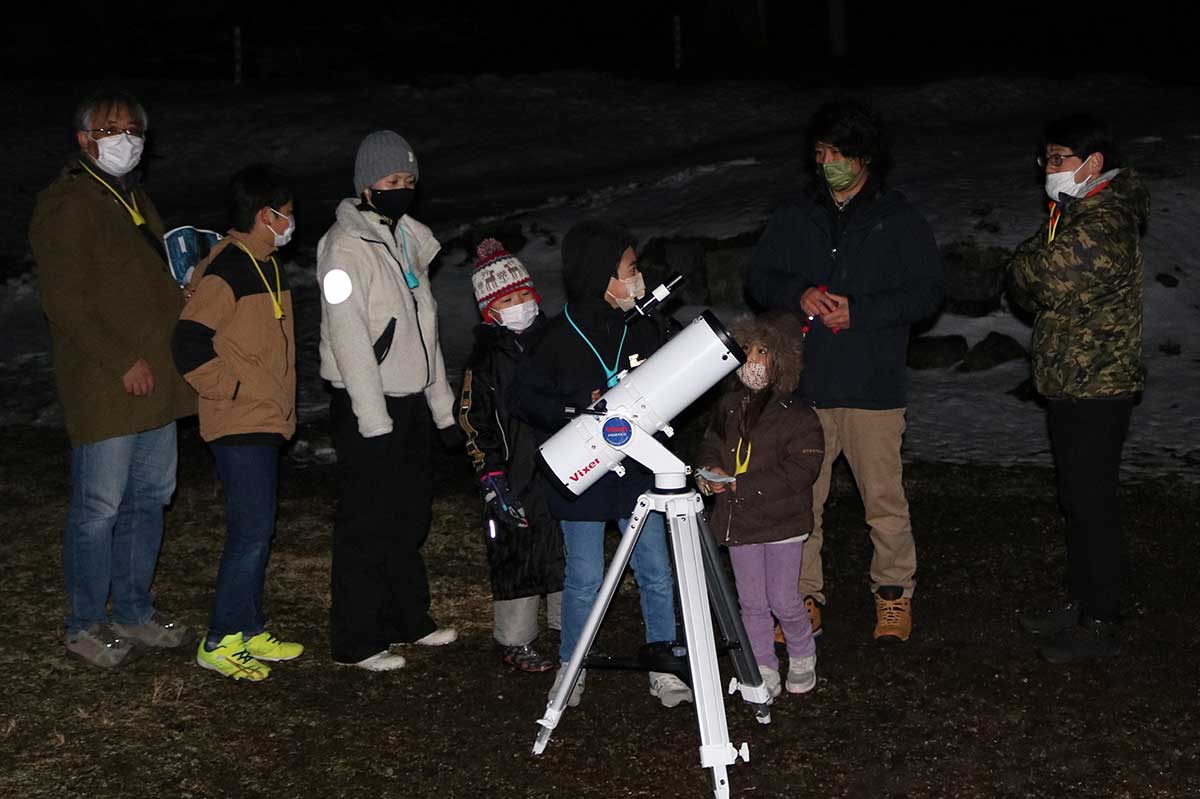 天体望遠鏡でも星を観察。なかなか見られない光景に興味津々