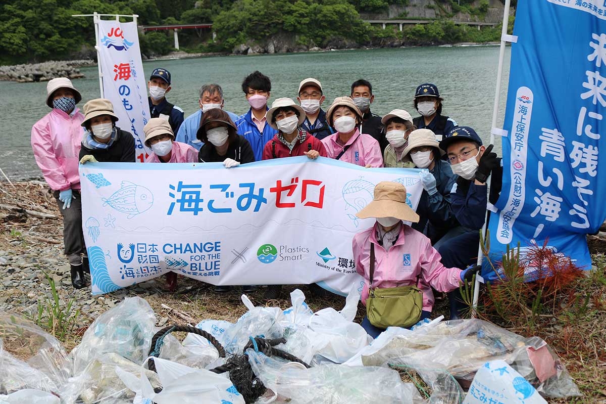 釜石市の海岸で行われた“海ごみゼロ”清掃活動